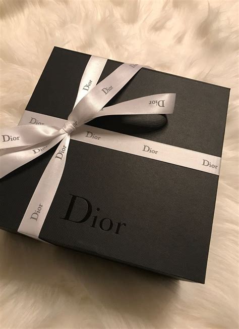 dior box packaging.